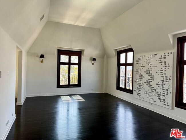 Building Photo - 316 N Rossmore Ave