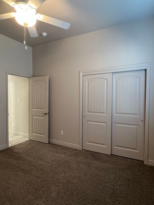 Building Photo - 4 BEDROOM HOME!