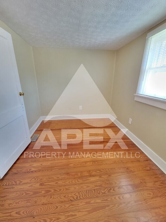Building Photo - Cute 2 Bd - 1 Ba Single Family Home w/Gara...