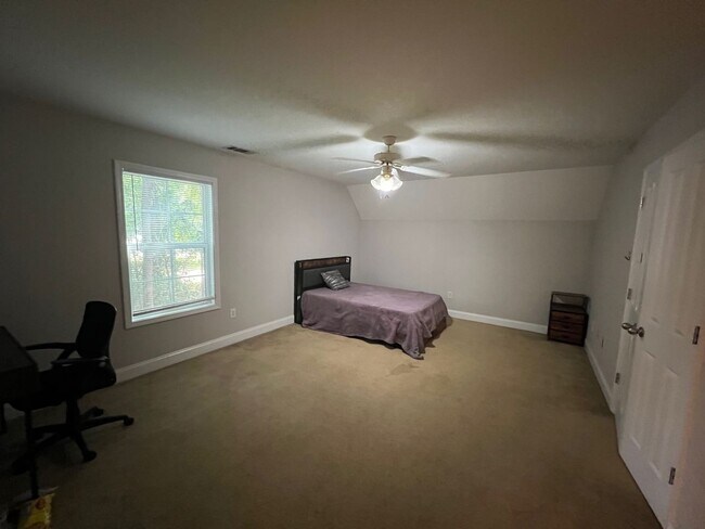 Building Photo - One Bedroom for Rent (Tenant Placement) in 4BR Home – Ensuite Bath | $800