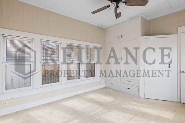 Building Photo - 221 S Glenn St