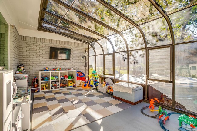 Building Photo - Beautiful Home on Corner Lot in South Hill...