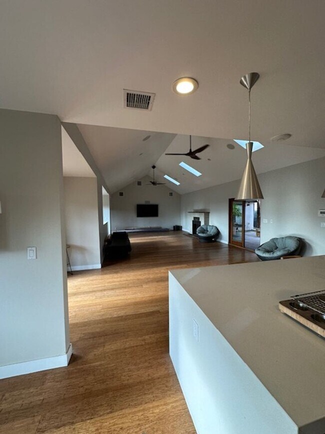 Building Photo - 402 S Clementine St