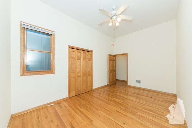 Building Photo - 2539 N Southport Ave