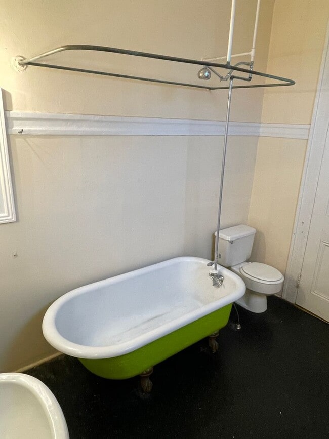 Building Photo - Spacious 2BD/1BA Uptown