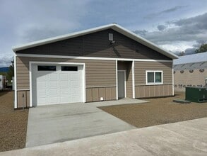 Building Photo - Beautiful newly built 3 bed 2 bath home