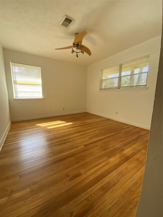 Building Photo - 405 Azalea Dr