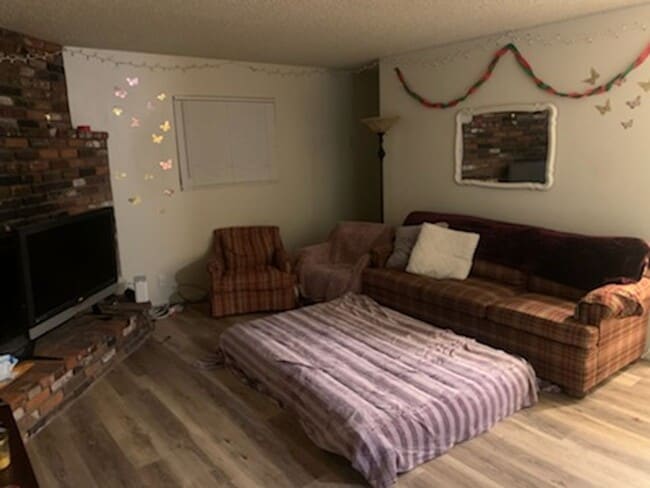 Building Photo - 621 W 7th St