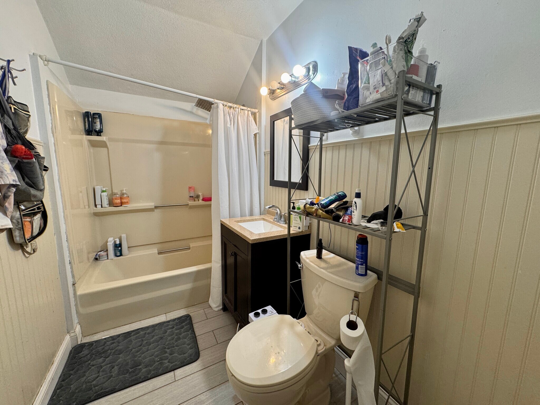 Building Photo - 1386A Beacon St