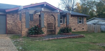 Building Photo - Please contact Lance Garner 501-912-6020