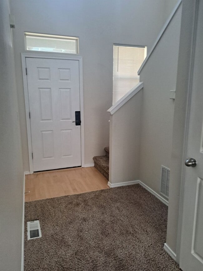 Building Photo - 3 Bedroom Home - Nice back yard -  no appl...