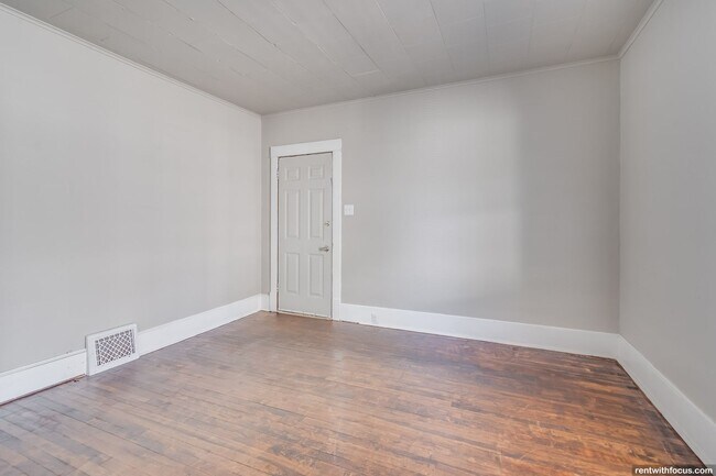 Building Photo - 528 5th St