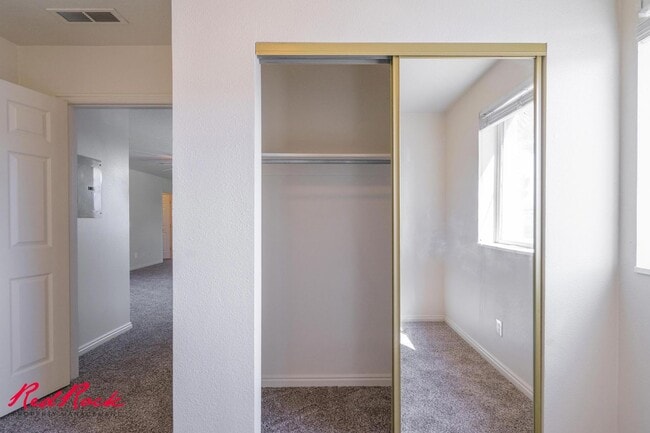 Building Photo - Enjoy Scenic Ivins Living – 3-Bed, 2-Bath ...