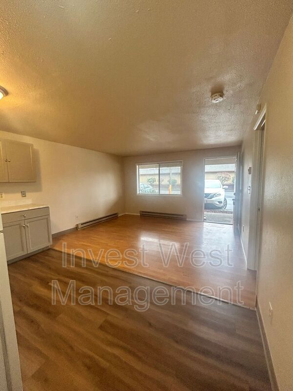 Building Photo - 8402 NE 8th Way