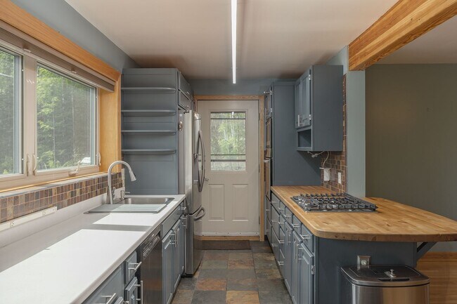 Building Photo - 1499 Golden View Dr