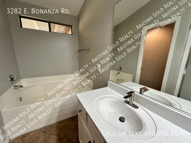 Building Photo - 3282 E Bonanza Rd