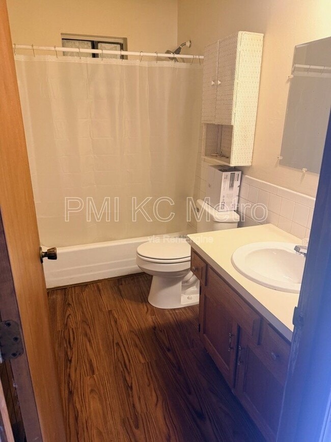 Building Photo - 102 E Sunrise Dr