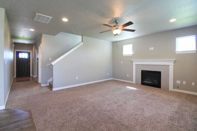Building Photo - 4 Bedroom, 2.5 Bath Home in South Kennewick