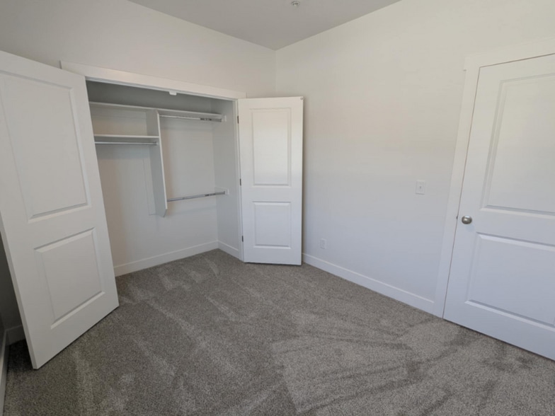 Building Photo - 1561 110