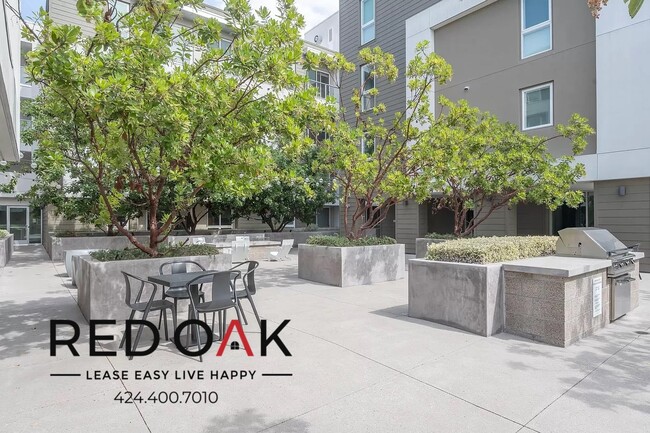 Building Photo - 8820-8828 Belford Ave