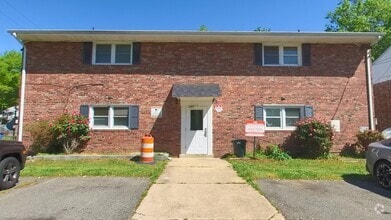 Building Photo - 3 Oak St