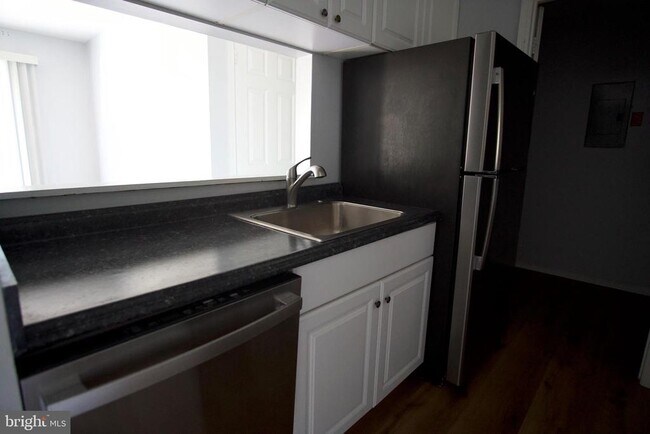 Building Photo - 206 Hickory Ct