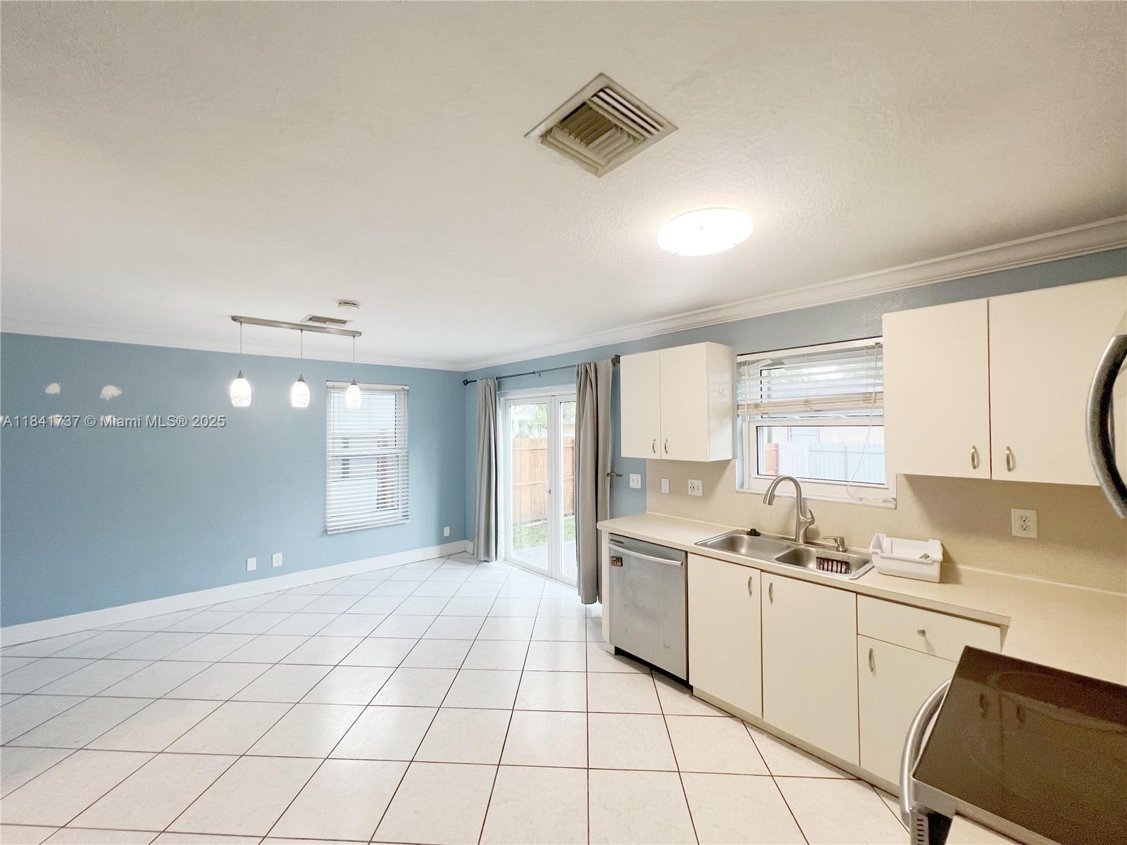 Building Photo - 5565 SW 43rd St