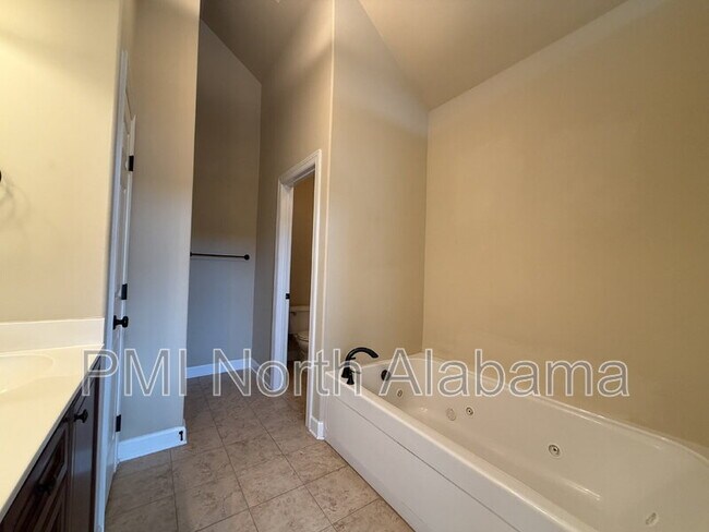 Building Photo - 1012 Scarlet Woods