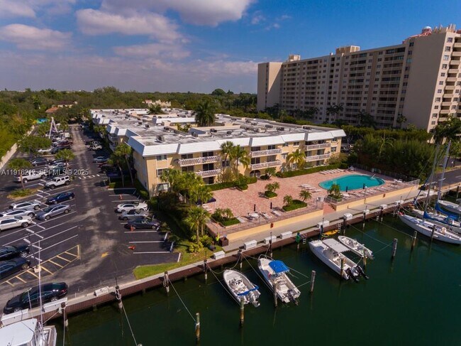 Building Photo - 100 Edgewater Dr