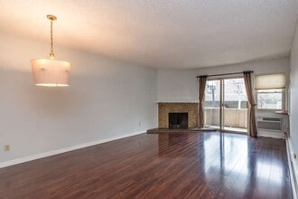 Building Photo - Charming  2 Bed 2 Bath Main Floor Condo Available June 12!