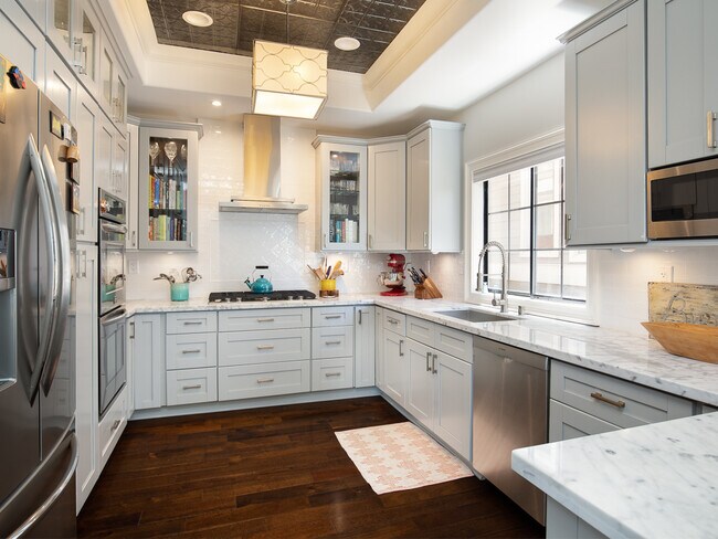 Building Photo - Exquisite Tree Section Home with A/C