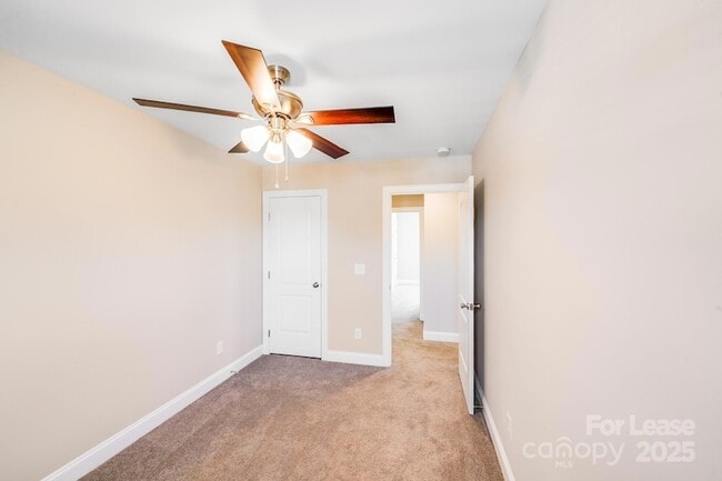 Building Photo - 604 W 8th St