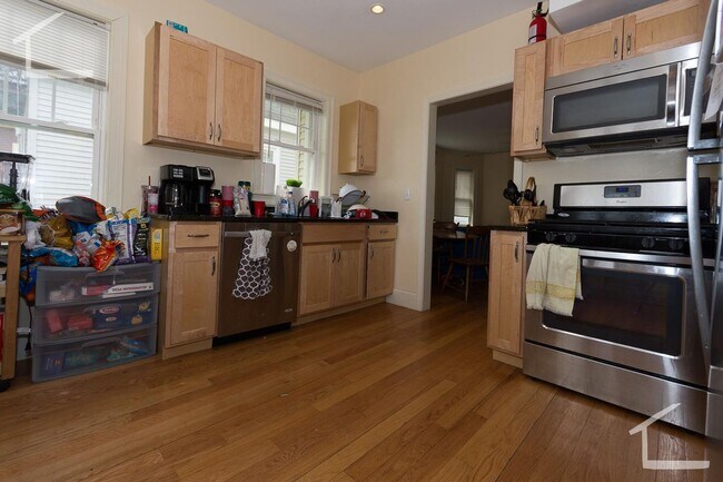 Building Photo - 5 BED 2 BATH IN BRIGHTON!!!!!!