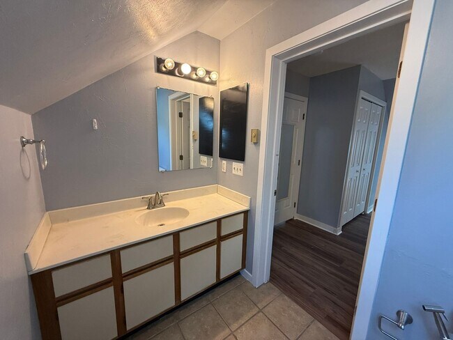 Building Photo - Garden Style, 1 BR Condo In A Prime Amherst Location!