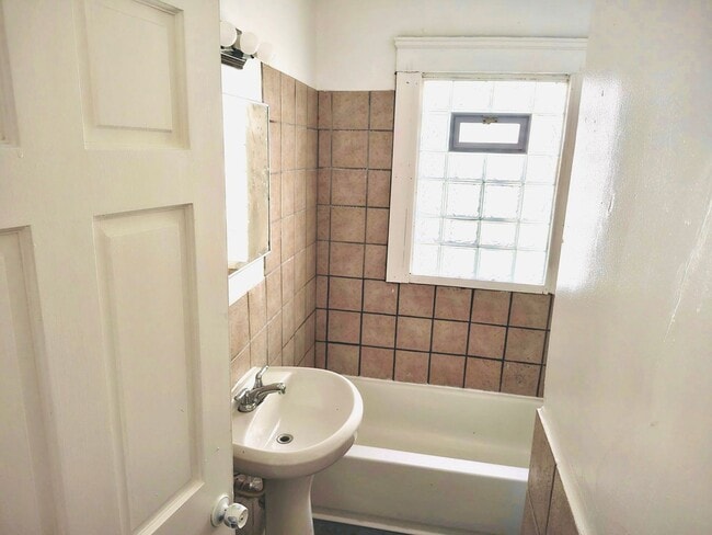 Building Photo - Spacious 4 Bed, 1 Bath Home in Cleveland Ohio!