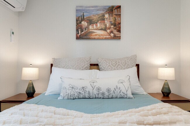 Building Photo - 5924 18th Ave SW