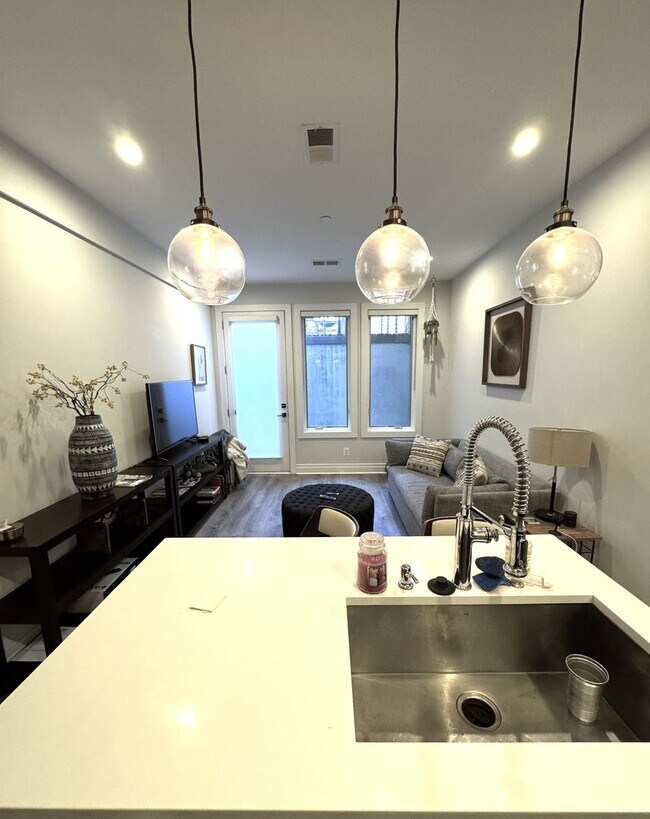Building Photo - Centrally located 1BR/1BA Dupont Circle $2600 a month