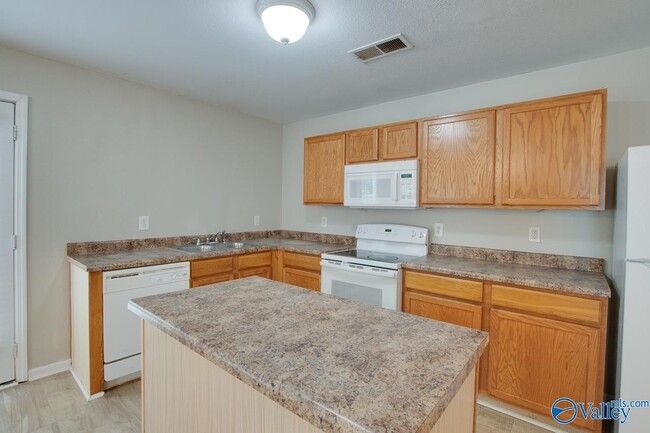 Building Photo - 102 Whitestone Dr NE