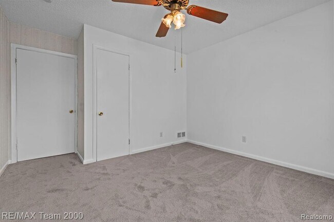 Building Photo - 25152 Fairway Dr
