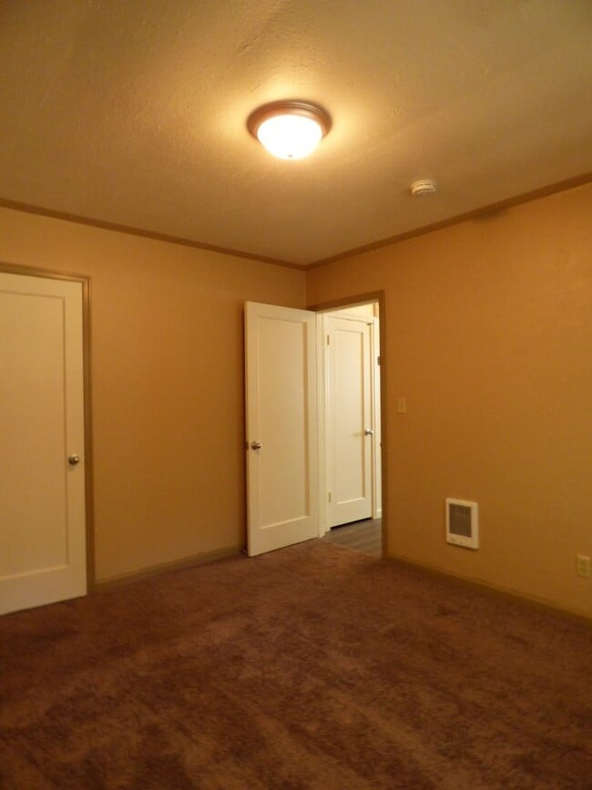 Building Photo - Rent Special: 1/2 Off April's Rent!! Home near Bush Park, Close to Downtown!