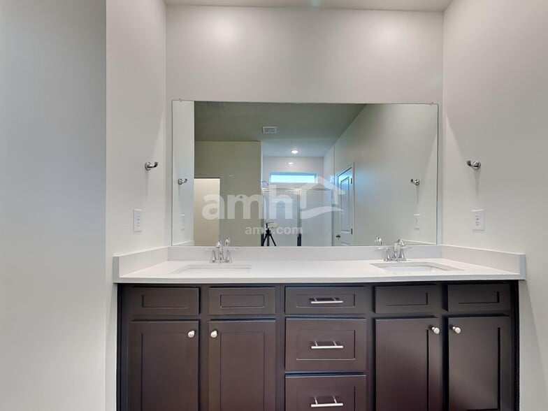 Building Photo - 189 Willow Ln