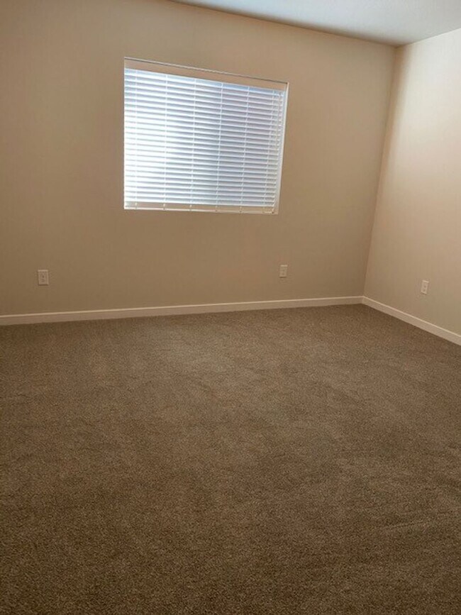 Building Photo - STUNNING 4 BED/4 BATH PATIO HOME IN FLYING HORSE!