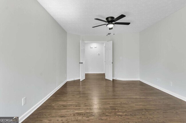 Building Photo - 250 Meadow View Dr