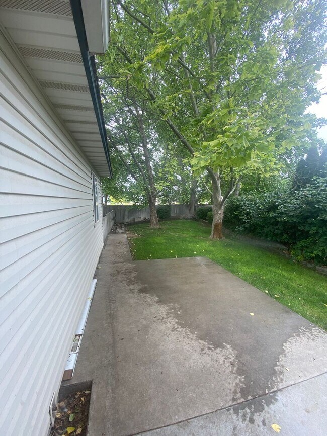 Building Photo - 3 Bed, 2 Bath,  Single Story, CUL-D-SAC Ho...