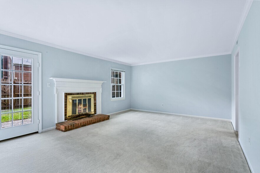 Family Room with storm door - 117 Wellesley Dr