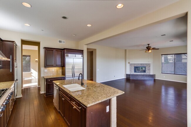Building Photo - Beautiful 4 bedroom, 4.5 bathroom Home in the Varadero Community
