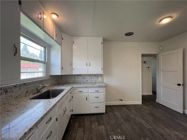 Building Photo - 2588 Genevieve St N