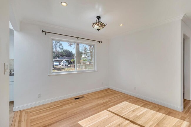 Building Photo - 123 Dunsmuir Way