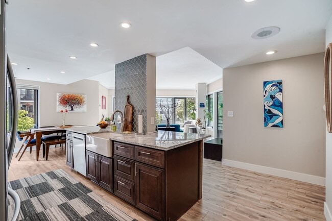 Building Photo - Beautiful 2 Bed, 2 Bath Rental Condo in Portland Goose Hollow neighborhood!