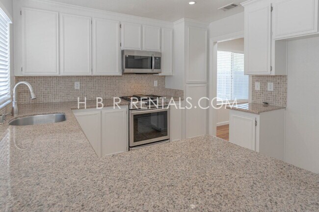 Building Photo - 435 Palm Cir